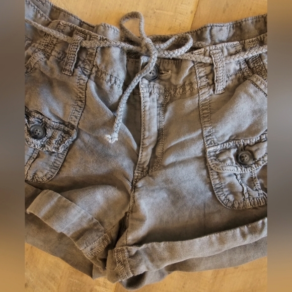 Vintage American Eagle Shorts in Washed Gray. Size 6 - Picture 5 of 10